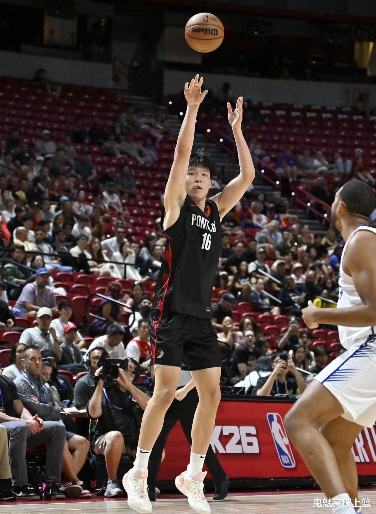 开拓者大胜勇士取得关键胜利