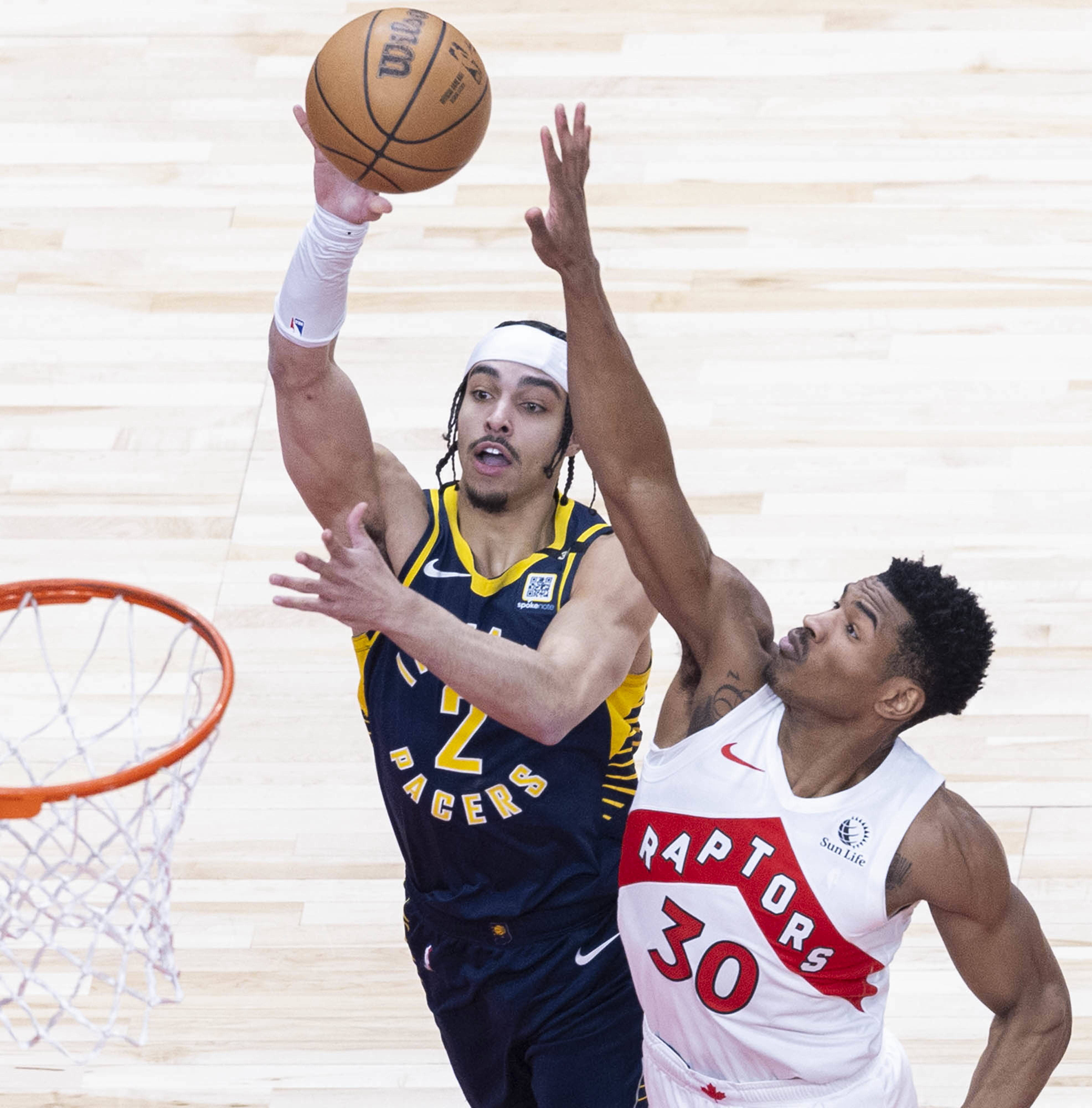 开云体育vip注册-篮球比赛场面火爆，球员身手敏捷表现抢眼的简单介绍