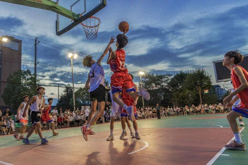 篮球比赛场面火爆，球员身手敏捷表现抢眼的简单介绍