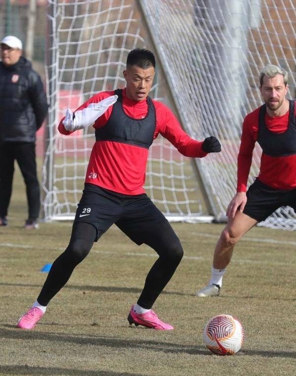 关于重庆队在客场发挥出色，赢下关键战役的信息