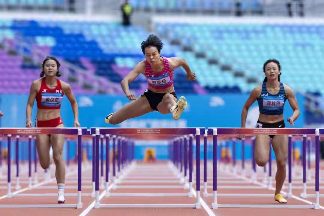 开云体育vip注册-田径比赛选手实力强劲，谁能突围夺冠