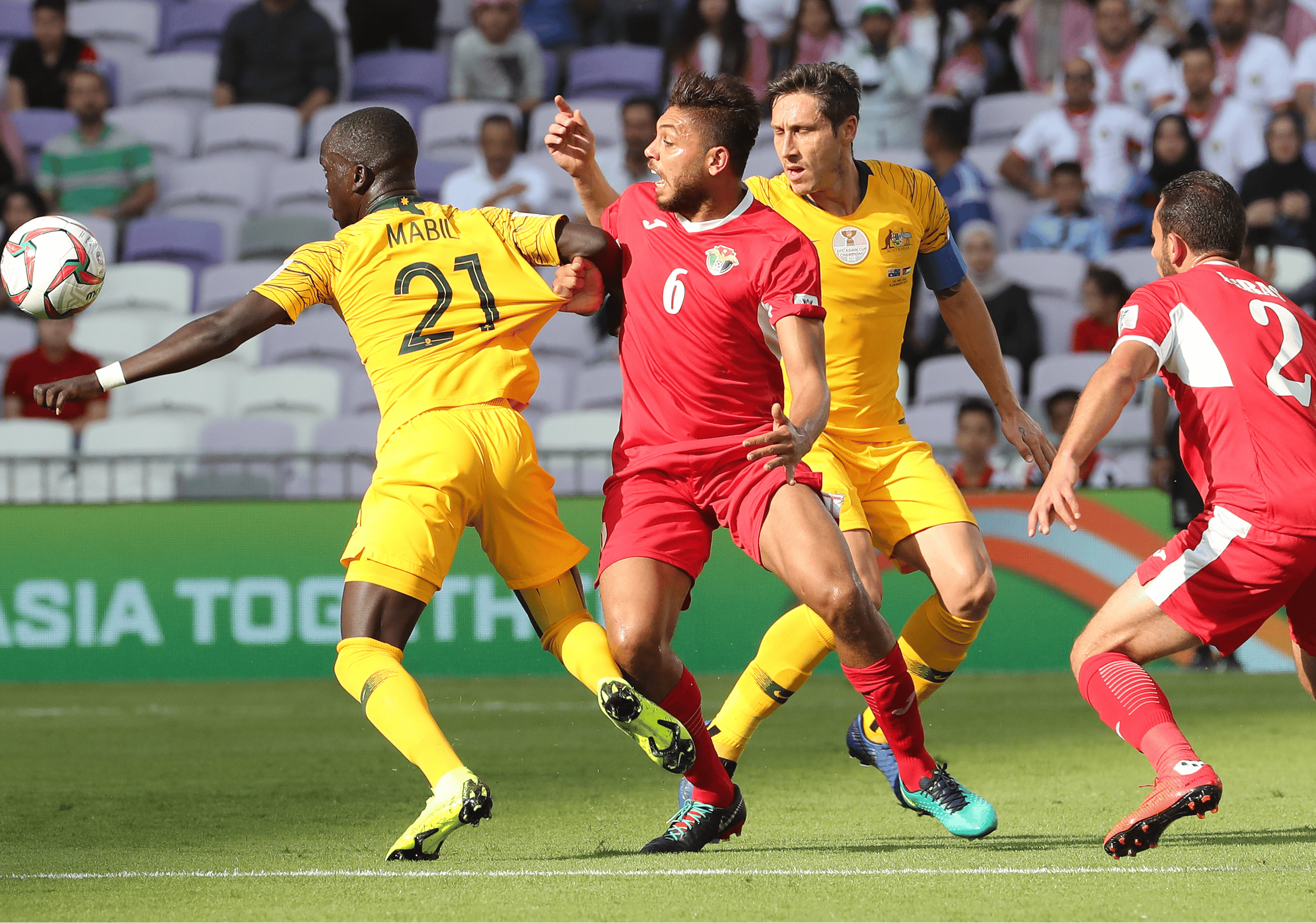 开云体育教练-足球明星亚洲大战，惊险一幕连连