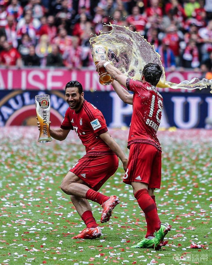 开云体育直播-关于慕尼黑拜仁球迷狂欢庆祝双冠，喜迎新季的信息